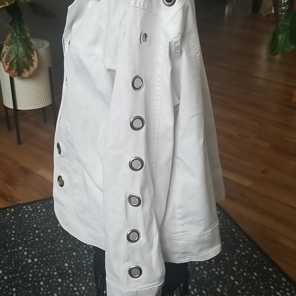 Fun and flirty white jacket 1x - Picture 2 of 11